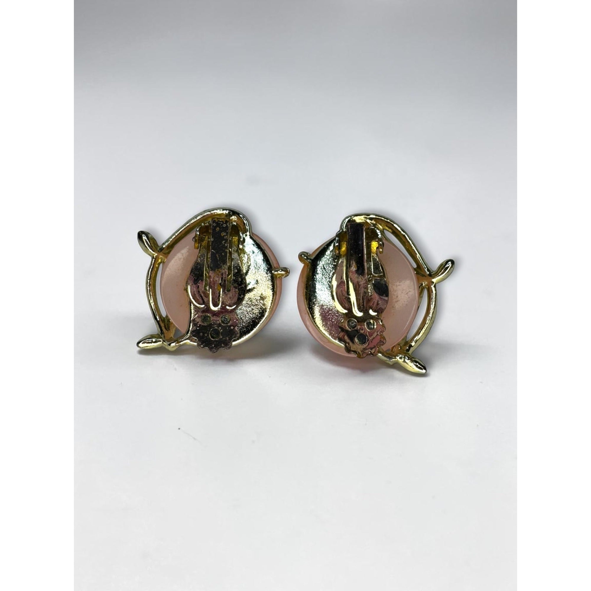 Moonglow Lucite Peach Cabochon Clip On Earrings Gold Tone 1960s Vintage
