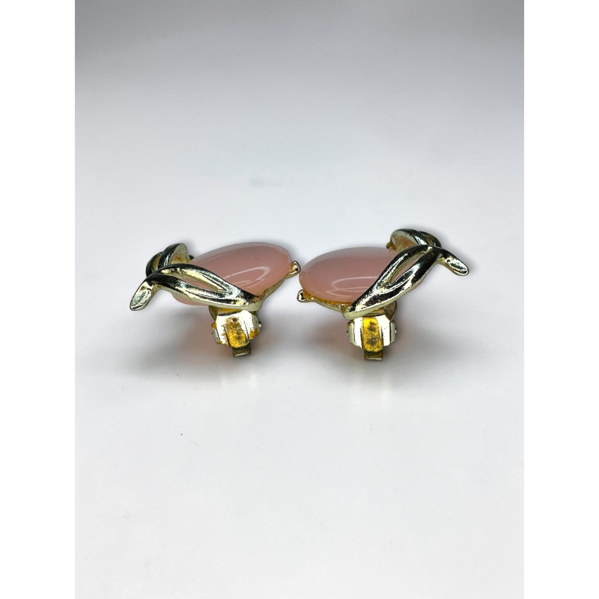 Moonglow Lucite Peach Cabochon Clip On Earrings Gold Tone 1960s Vintage