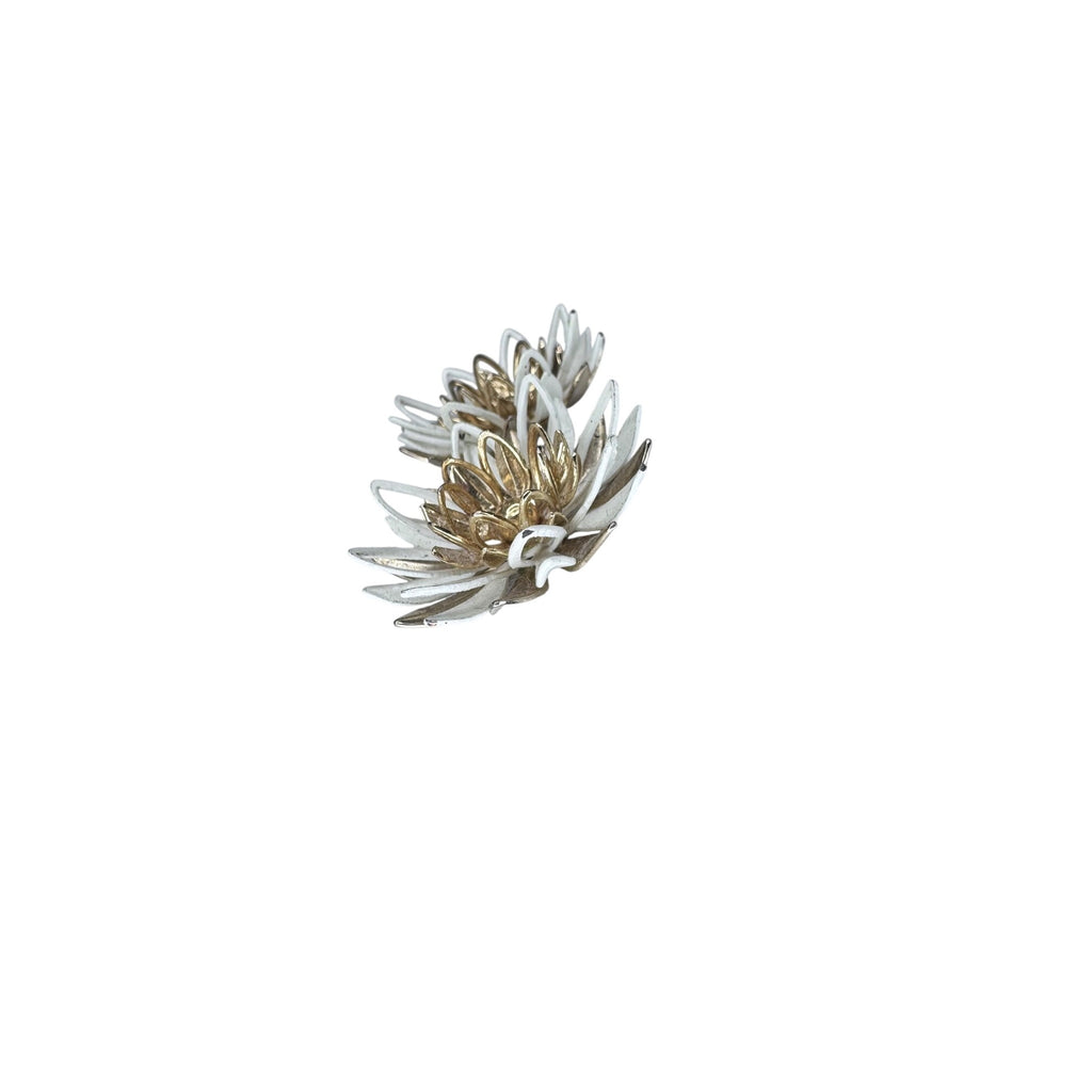 Sarah Coventry Clip Earrings White Gold Enamel Daisy Floral 1960s Vintage