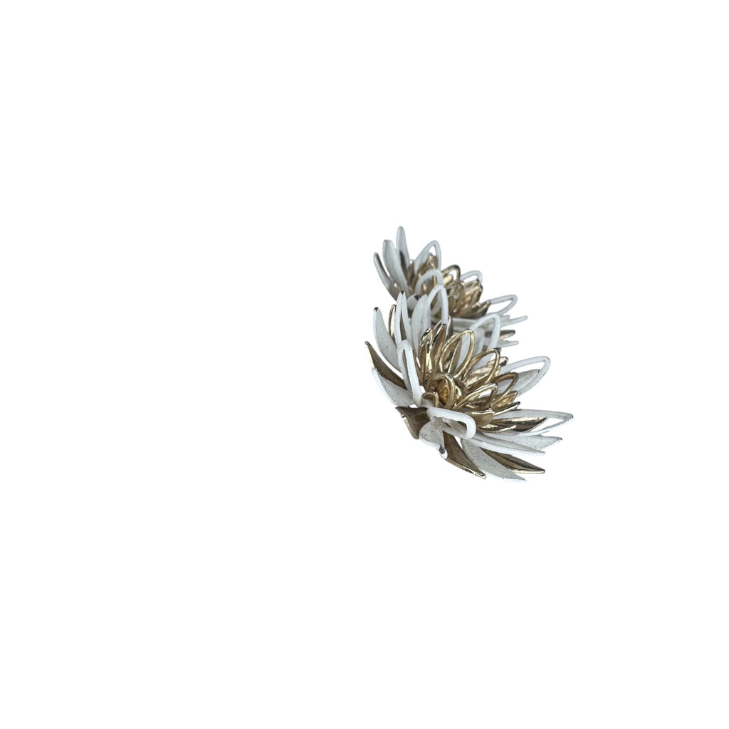 Sarah Coventry Clip Earrings White Gold Enamel Daisy Floral 1960s Vintage
