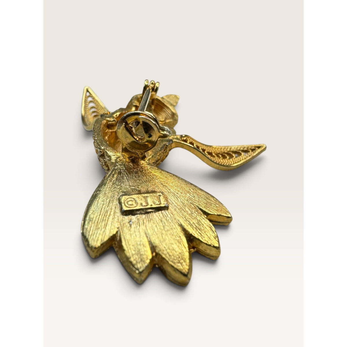 JJ Jonette Jewelry Gold Tone Filigree Wing Hummingbird Green Eye Brooch 2.08"