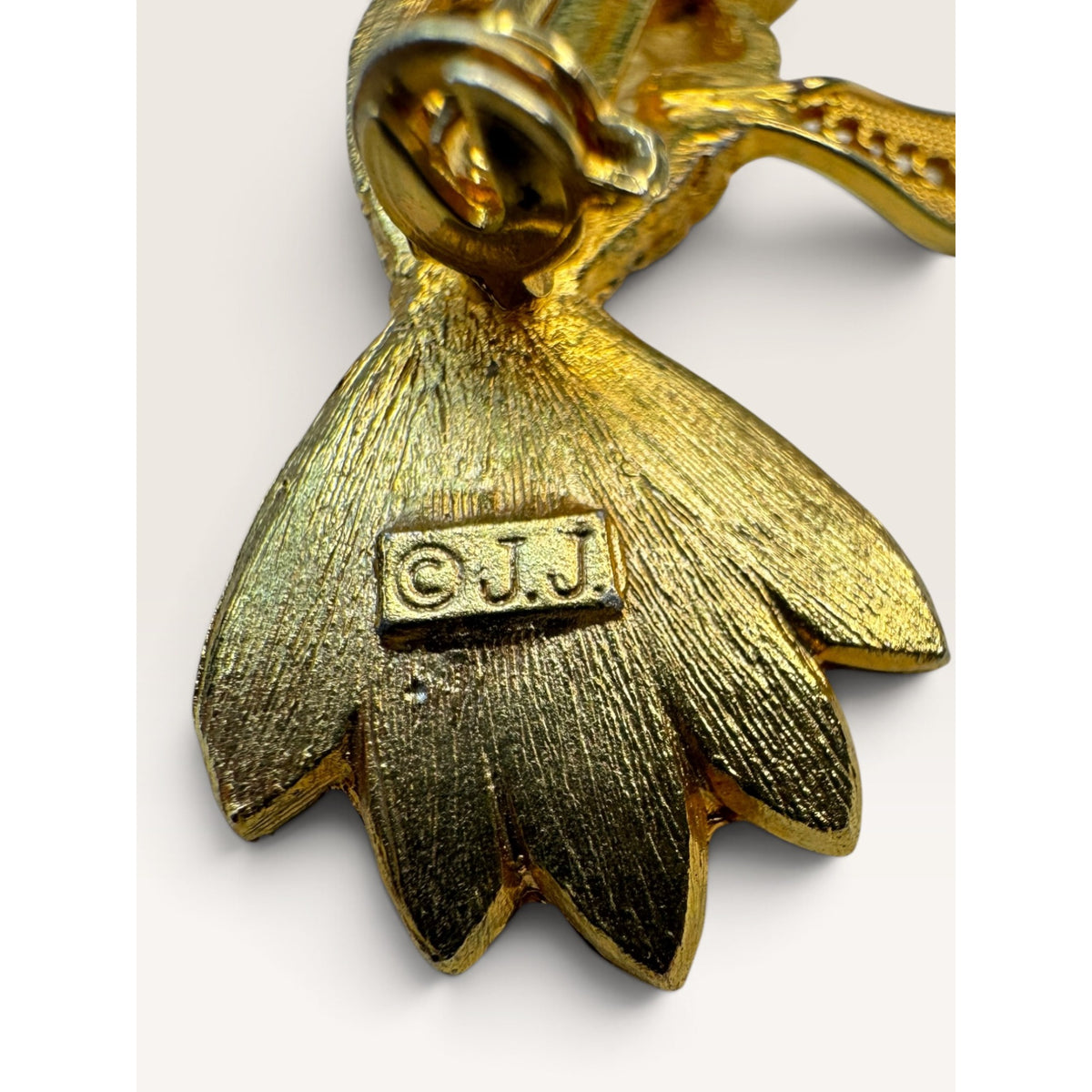 JJ Jonette Jewelry Gold Tone Filigree Wing Hummingbird Green Eye Brooch 2.08"