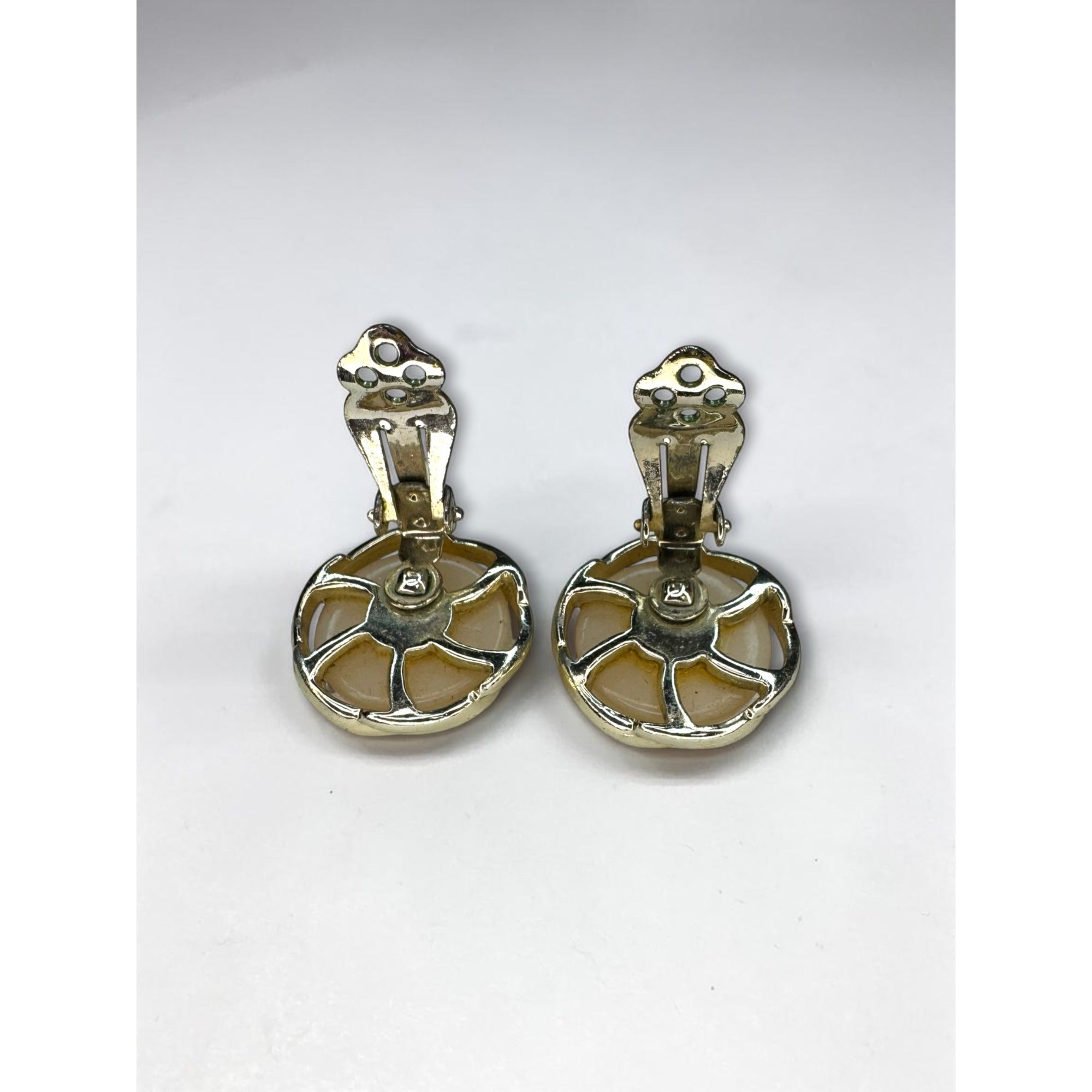 Lisner Clip On Earrings Tan Moonglow Lucite Gold Tone Round Vintage