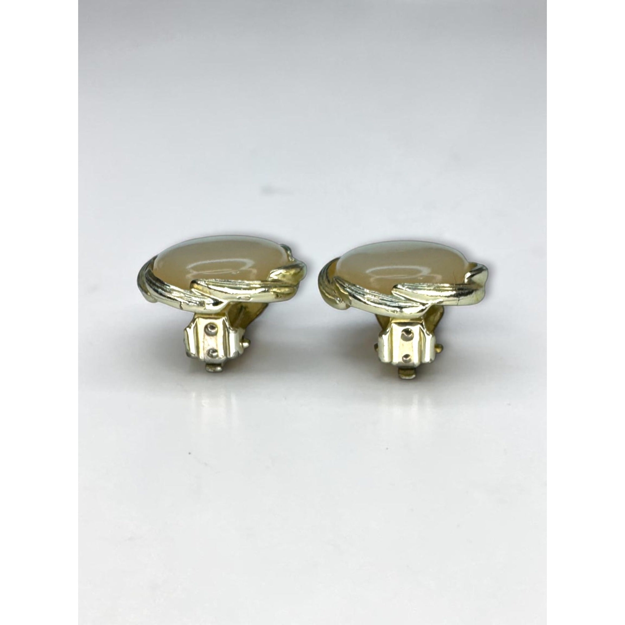 Lisner Clip On Earrings Tan Moonglow Lucite Gold Tone Round Vintage