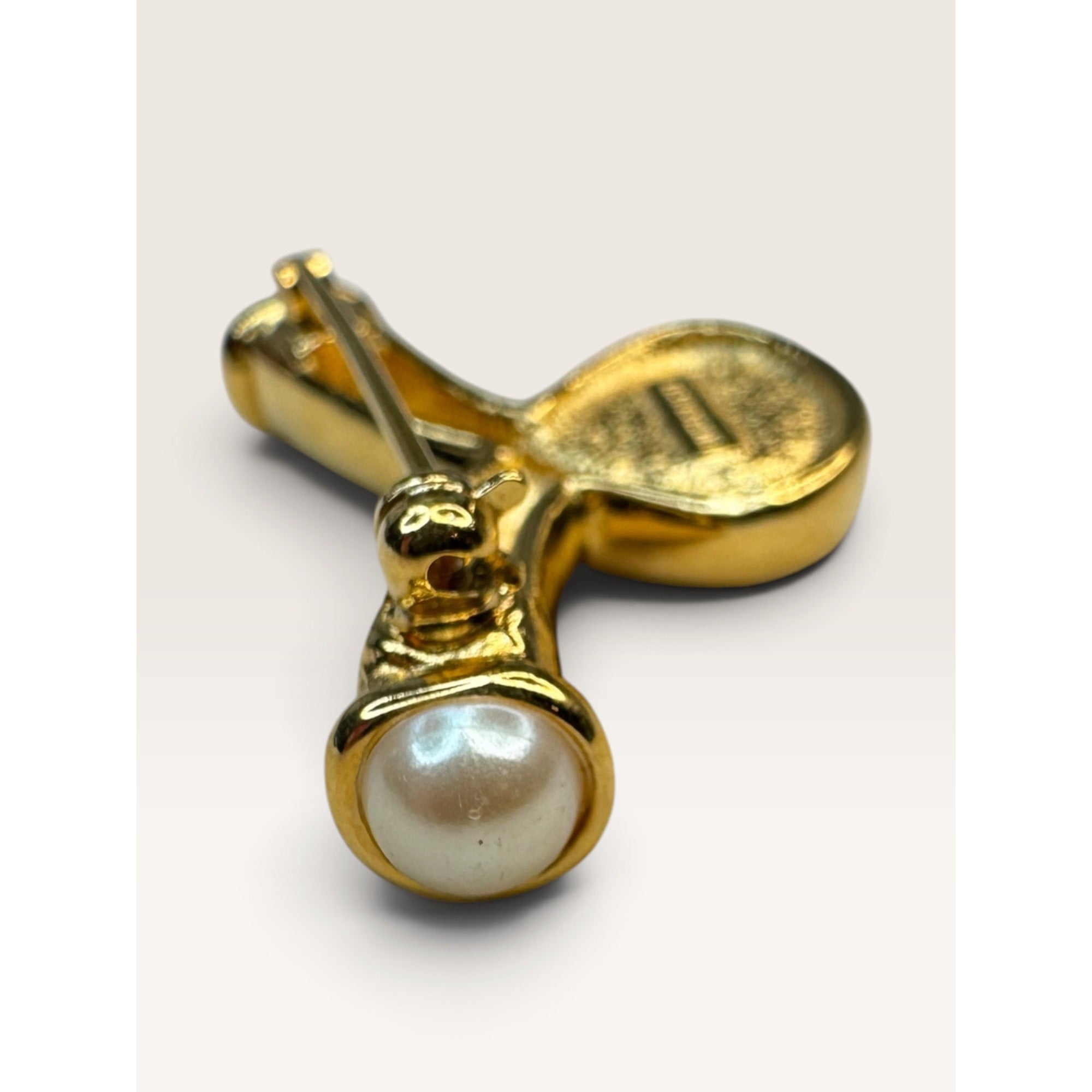 Richelieu 1980s Gold Tone Faux Pearl Abstract Crossover Swirl Brooch Pin 1.74"