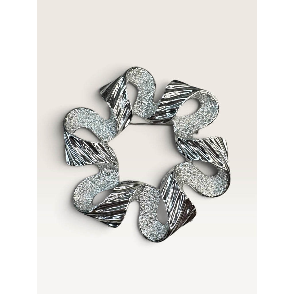Sarah Coventry 1970s Silver Tone Wavy Ribbon Swirl Open Wreath Brooch Pin 2.36"