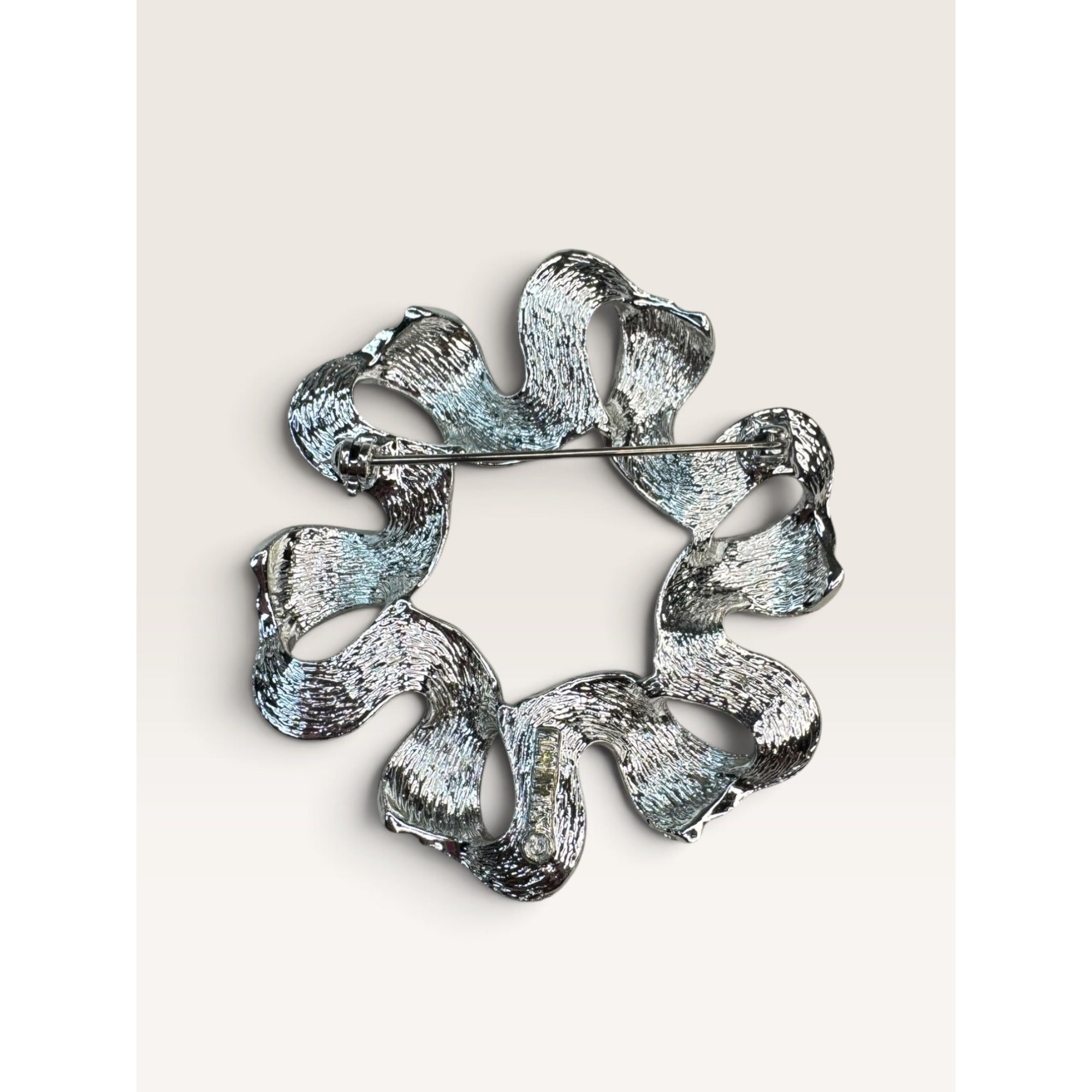 Sarah Coventry 1970s Silver Tone Wavy Ribbon Swirl Open Wreath Brooch Pin 2.36"