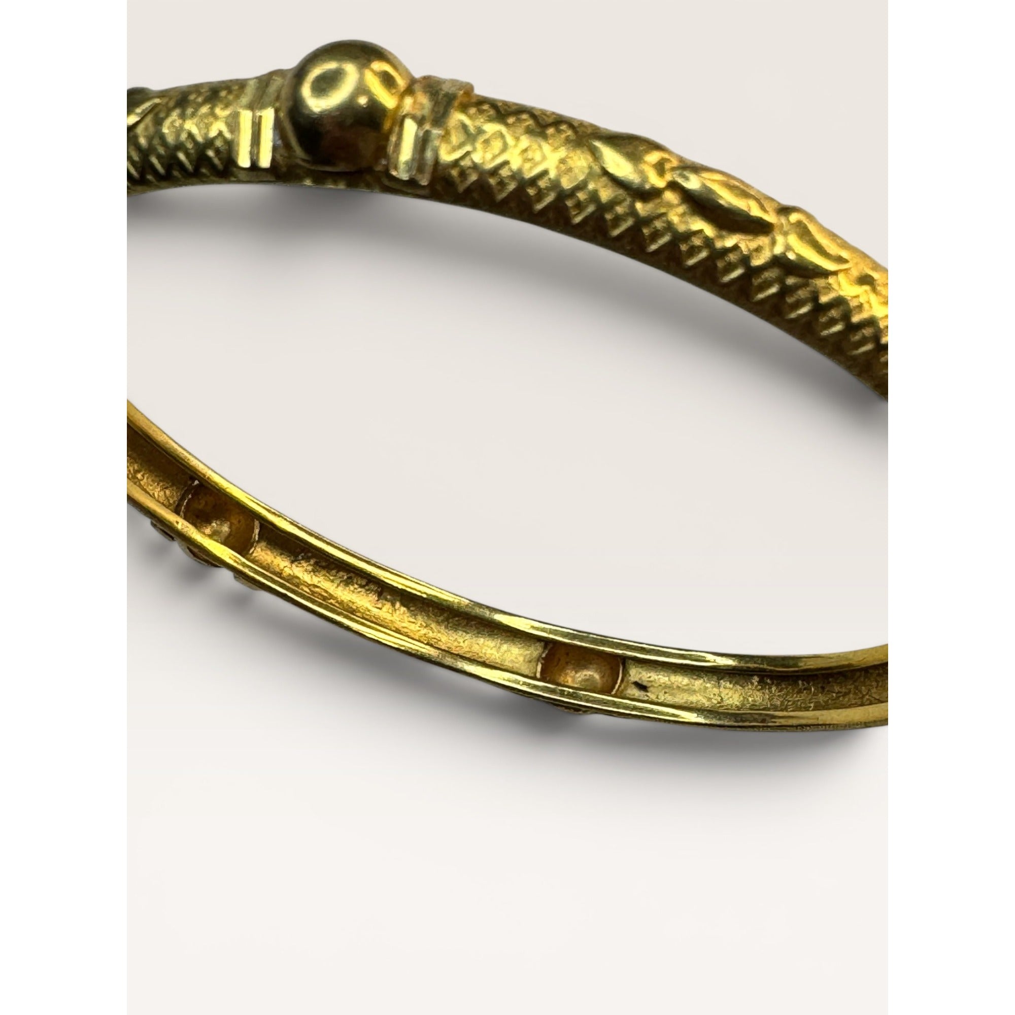 22K Gold Indian Bangle Bracelets Pair Hand Chased KDM Size 7.5 Vintage