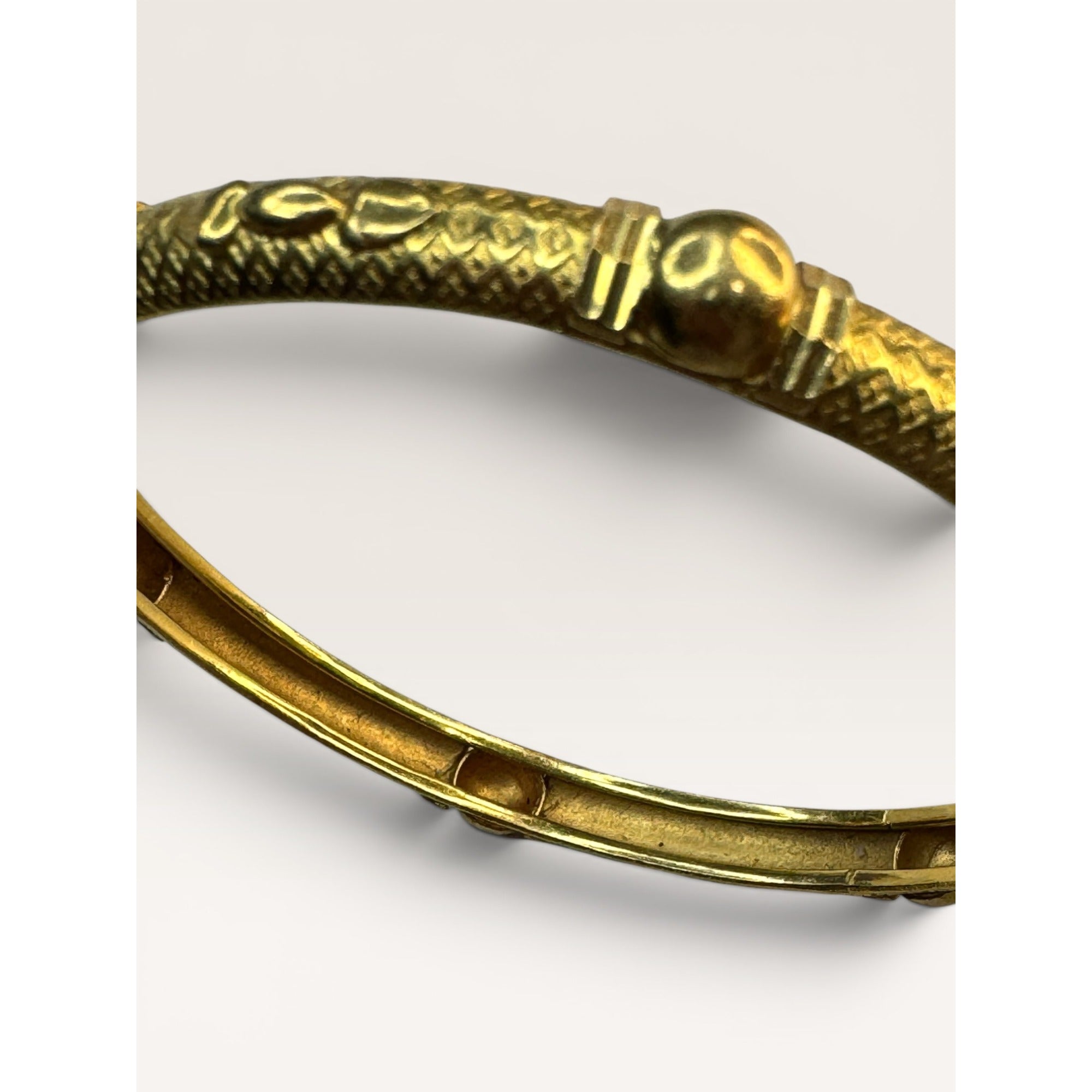 22K Gold Indian Bangle Bracelets Pair Hand Chased KDM Size 7.5 Vintage