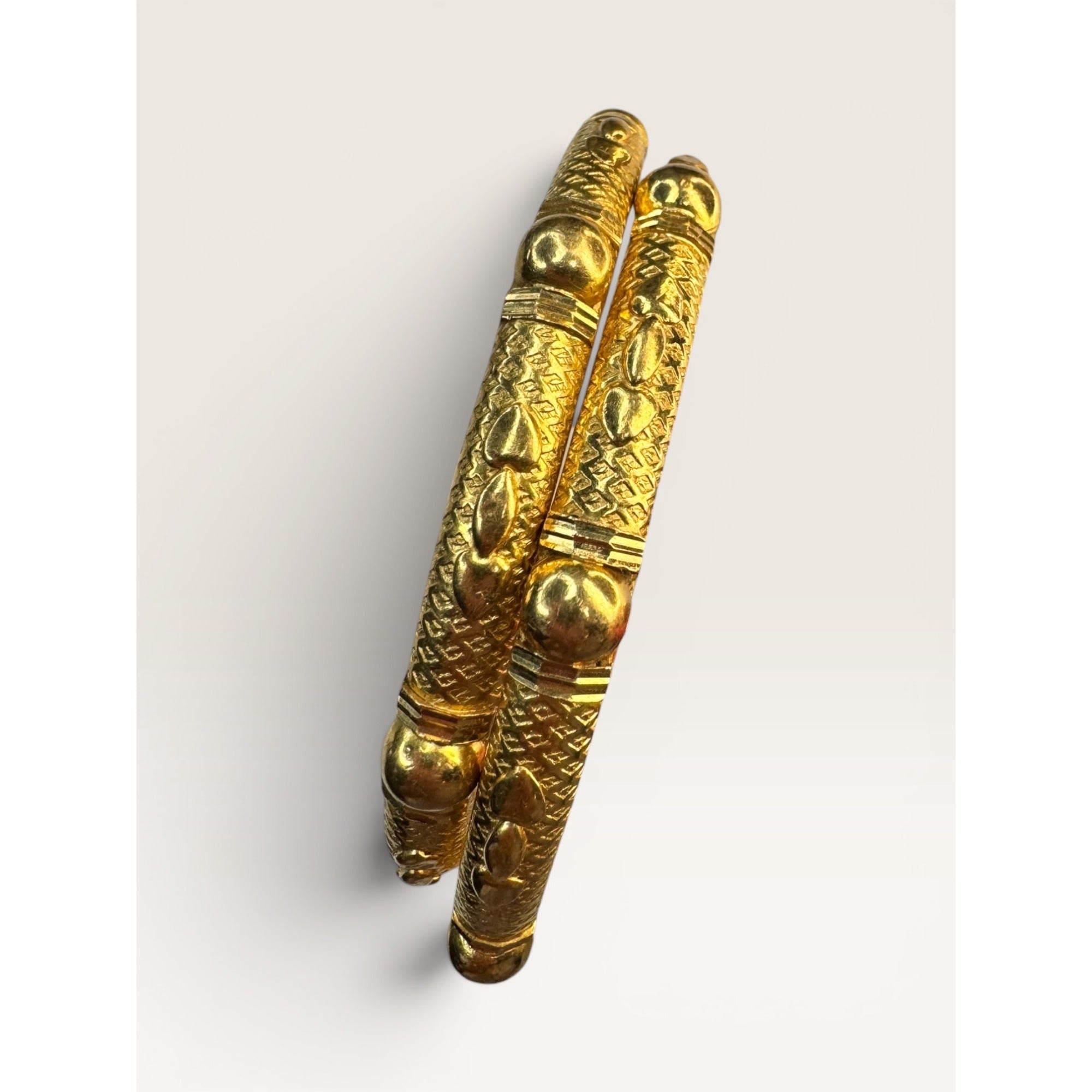 22K Gold Indian Bangle Bracelets Pair Hand Chased KDM Size 7.5 Vintage