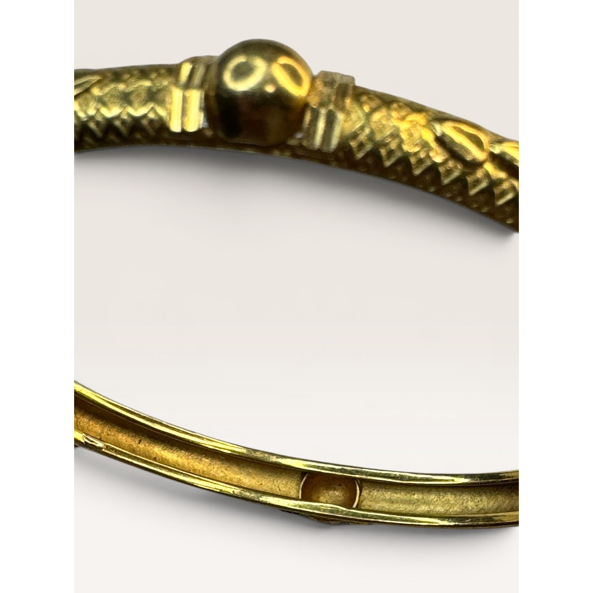 22K Gold Indian Bangle Bracelets Pair Hand Chased KDM Size 7.5 Vintage